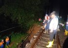 Cek TKP Tanah Longsor Di Jalur Rel Kereta Api, Polsek Cibeber Lakukan Penanganan Cepat