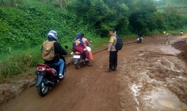 Bhabinkamtibmas Polsek Pacet Lakukan Gatur Lalin Dan Evakuasi Pengendara Di Jalan Licin Puncak 2