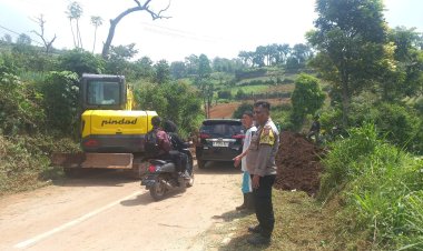 Bhabinkamtibmas Polsek Pacet Laksanakan Gatur Lalin Dan Bantu Pembersihan Lumpur Di Jalan Puncak 2