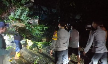 Respon Cepat Polsek Warungkondang Evakuasi Pohon Tumbang Di Jalan Raya Sukabumi